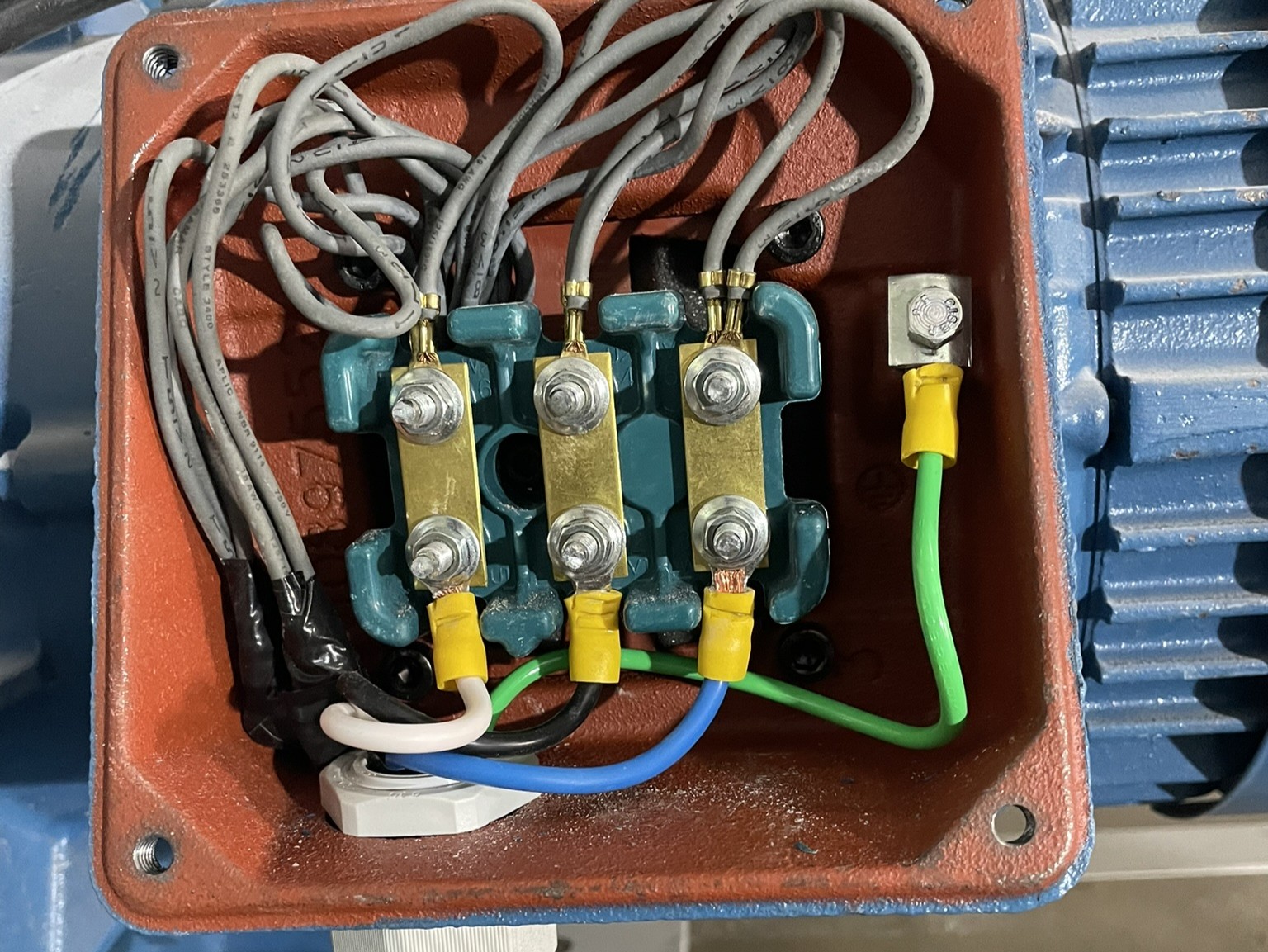 Fechamento de motor trifásico